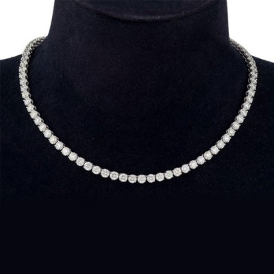 Gran collar de oro blanco de 18 K. rivière de brillantes de 0,30 cts. Color: M-N. Pureza: VS1-VS2.