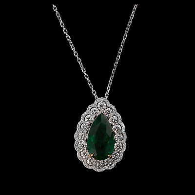 Colgante en oro bicolor con esmeralda de Zambia talla perilla, 5,89 ct aprox y doble orla de diamantes talla brillante, 3,44 ct aprox.