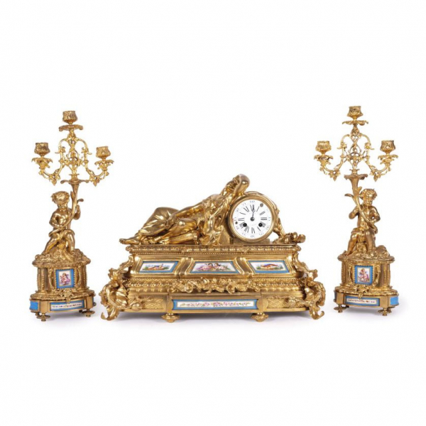 Importante Guarnición Luis XVI época Napoleón III, S. XIX.   Realizada en bronce dorado al mercurio.  