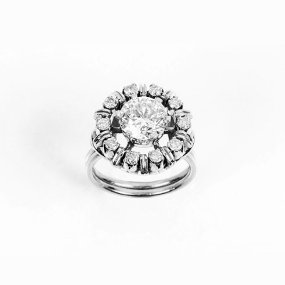 Importante sortija vintage en sólida montura de platino con un limpio y blanco diamante natural, talla brillante, en garras. 