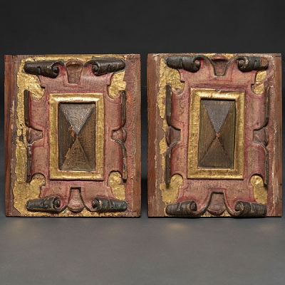 Cartelas correiformes en madera tallada y policromada. Trabajo español, Siglo XVII