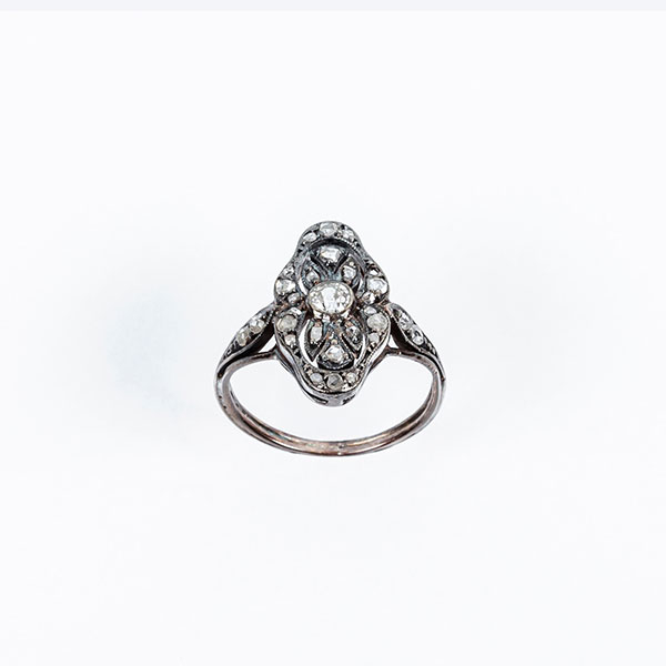 Delicada sortija antigua, de época modernista en plata con con un limpio y blanco diamante central, talla 'cushion'  