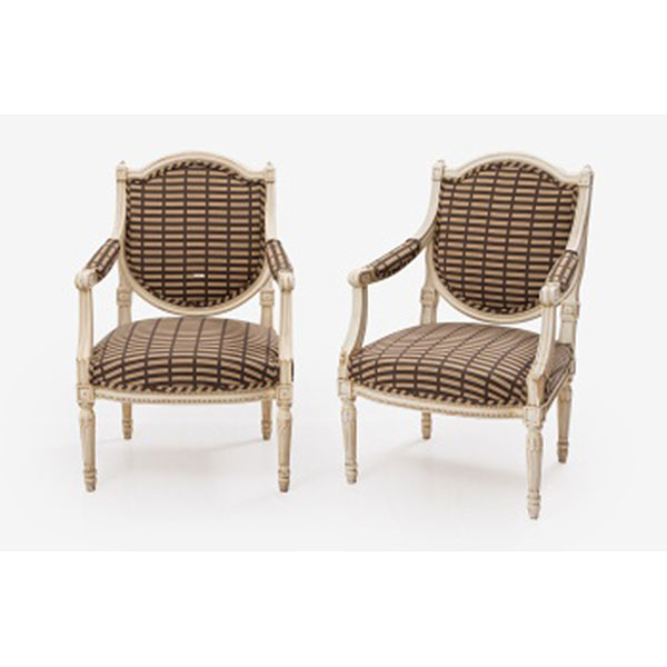 Pareja de butacas en madera tallada y lacada con decoración vegetal y perlas. Estilo Luis XVI.   Época: S. XX 