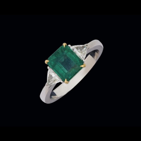 Anillo de oro blanco y amarillo de 18 K. con esmeralda de 2,16 cts. y diamantes talla triángulo de un peso total de 0,40 cts.