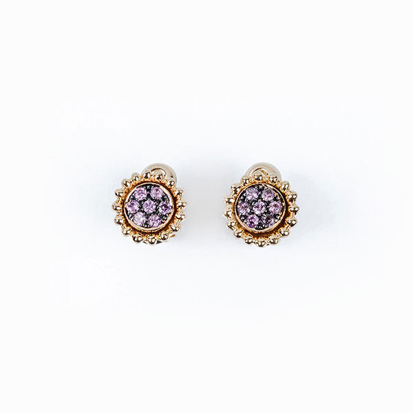 Pendientes 'botón' en sólida montura de oro amarillo con rosetón de zafiros rosas en pavé, vistas pavonadas y orla en gallones.