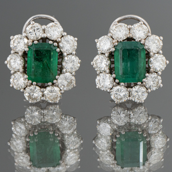 Elegante pareja de pendientes de esmeraldas y brillantes montados en oro blanco de 18kt.