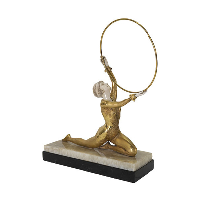 scuela europea, fles. del s.XX. Bailarina con aro. Escultura criselefantina estilo Art Deco en bronce dorado y marfil sobre peana en mármol negro y blanco.