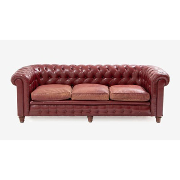 Sofá chester de 3 plazas en piel color granate y tapicería capitoné con patas en madera.   Época: Mediados S. XX