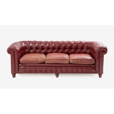 Sofá chester de 3 plazas en piel color granate y tapicería capitoné con patas en madera.   Época: Mediados S. XX