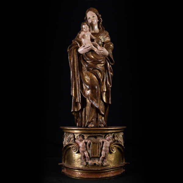 Espectacular gran "Virgen con Niño" en brazos en madera de talla, escuela Romanista del siglo XVI.   