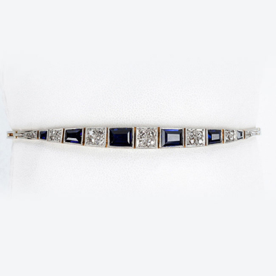Delicada pulsera &#039;art-decó&#039; en montura de oro amarillo 18 K y vistas de platino con piedras azules calibradas y pavé de limpios y blancos diamantes 