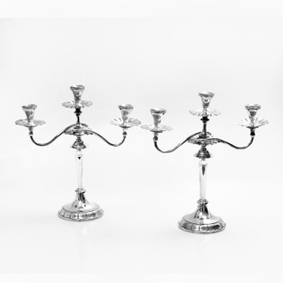 Pareja de candelabros en plata de 3 brazos con decoración de gallones. Estilo Luis XVI. Marcas de platero.  