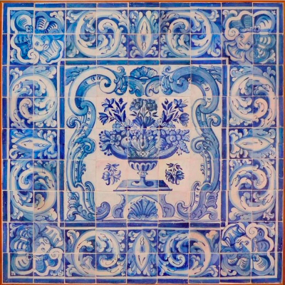 Panel de azulejos portugueses con decoraci&oacute;n geom&eacute;trica del siglo XVII.    Restaurado. 