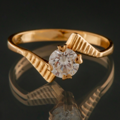 Anillo en oro amarillo de 18 kt con un brillante de 0,25 quilates.