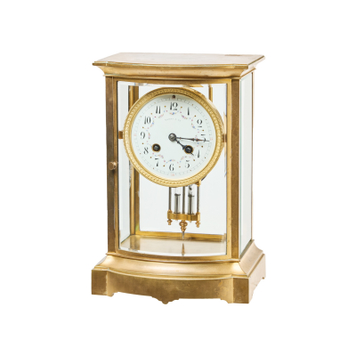 Reloj de sobremesa francés acistalado con caja en latón dorado. Esfera esmaltada marcada Tiffany &amp; Co.