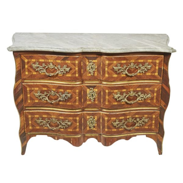 Cómoda Luis XV en madera de palo rosa con marqueterías de motivos geométricos, s.XVIII. 