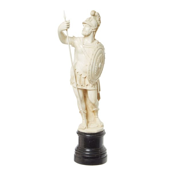 Escuela europea, s.XX.  Centurión romano.  Escultura en marfil tallado sobre peana en madera. Adjunta certificado Cites.