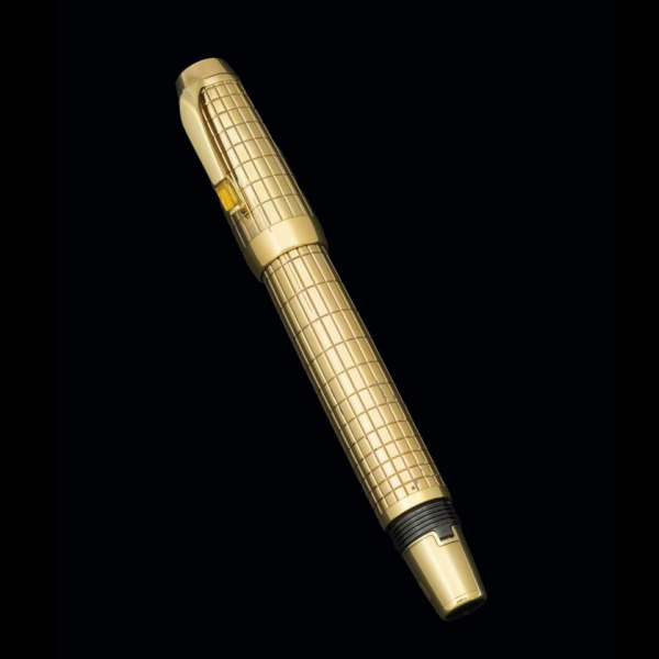 Estilográfica Montblanc "Boheme" con citrino.   Realizada en metal vermeil con citrino en el clip. Retráctil. Plumín de oro de 18 K.