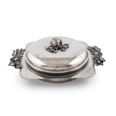 Fuente cubierta o mantenedor en metal plateado. S. XX. 