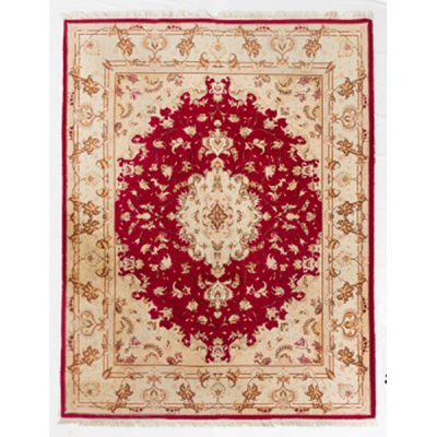 Alfombra de lana con medallón central, flores, hojas y greca. Firmada.  Época: S. XX