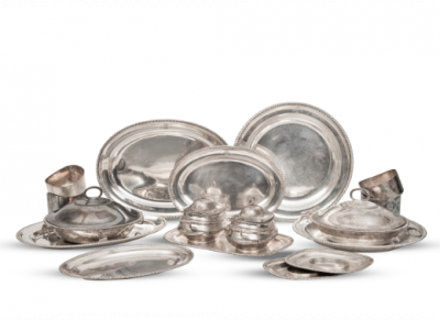 Juego de servir blasonado en plata. Londres, varias épocas y plateros como Robert Sharp: 1777, 1804 y 1906. 