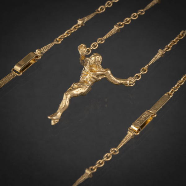 Cadena y figura de cristo en plata dorada.  SALVADOR DALI (1904-1989)