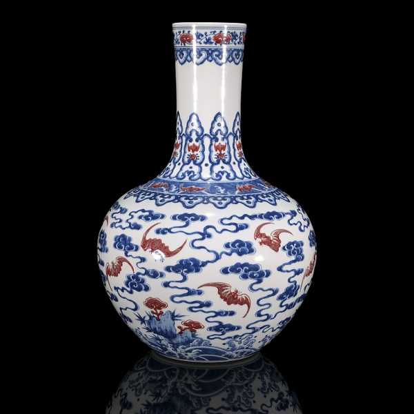 Jarr&oacute;n globular de porcelana "Murci&eacute;lagos", dinast&iacute;a Qing.