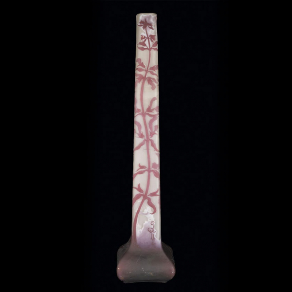 Emile Gallé.   "Jarrón glicinias rosas". En vidrio camafeo tallado y grabado al ácido. Circa 1900.