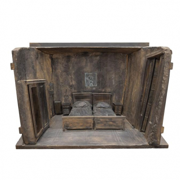 Julio Lopez Hernandez.   &quot;Dormitorio - Almagro 28 (1972)&quot;. Escultura de madera tallada y bronce. Firmada 