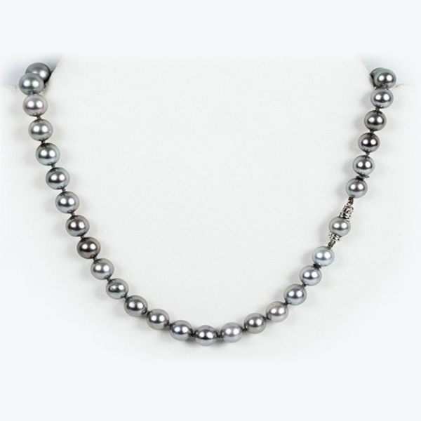 Collar-chocker formado por 44 bellas perlas grises de Tahití de oriente sedoso y homogéneo, y gran perfección  