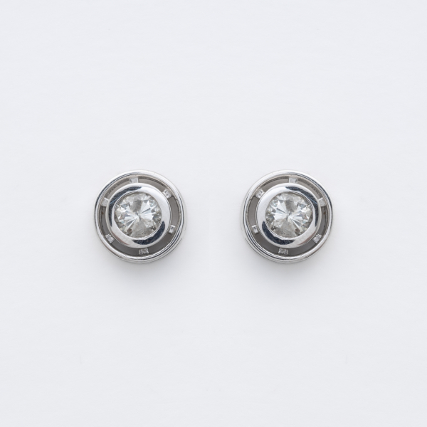 Pendientes en oro blanco con diamantes talla brillante engastados en chatón.