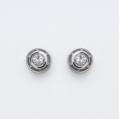 Pendientes en oro blanco con diamantes talla brillante engastados en chat&oacute;n.