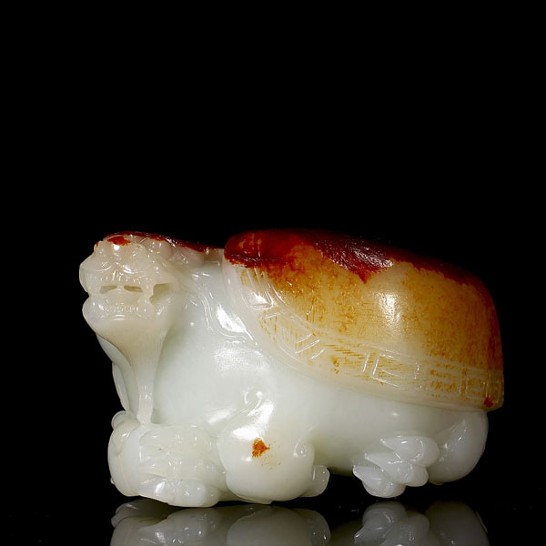 Figura de jade blanco y rojo "Tortuga", dinastía Qing. 