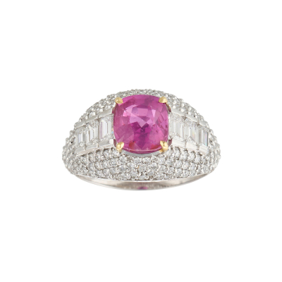 Sortija en oro blanco con Zafiro de Padparadscha talla cojín y diamantes tallas brillante y baguette engastados en garras y pavé.
