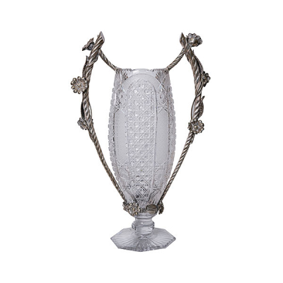Jarrón en cristal tallado de Baccarat, asas en plata con decoraciones florales y de filigranas.