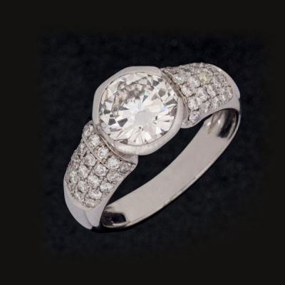 Anillo de oro blanco de 18 K. con brillante de 2 cts.