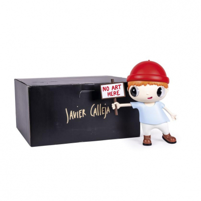 Javier Calleja.   &quot;No Art Here (2021)&quot;. Escultura en resina, cristal, algodón y madera.