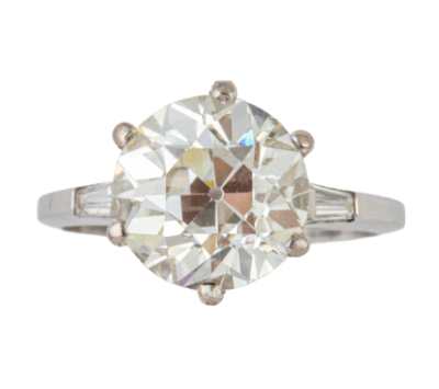 Sortija solitario con brillante de talla transici&oacute;n de 3,95 ct y dos diamantes talla trapecio.   En oro blanco de 18 K.