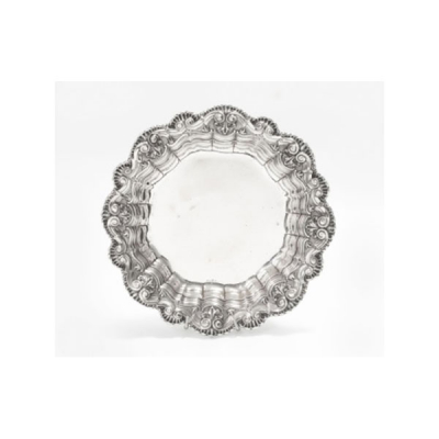 Centro de plata con decoración vegetal, gallones y rocallas. Estilo Regencia. Marcas de platero Aldao-Joyero.  Época: S. XX