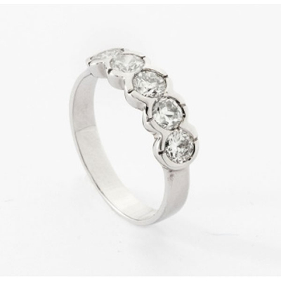 Cinquillo en oro blanco con diamantes talla brillante con un peso total de 1,5 cts. aprox.