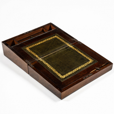 Caja escritorio en madera de nogal del siglo XIX. 