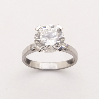 Sortija solitario en oro blanco con diamante talla brillante engastado en chat&oacute;n.  