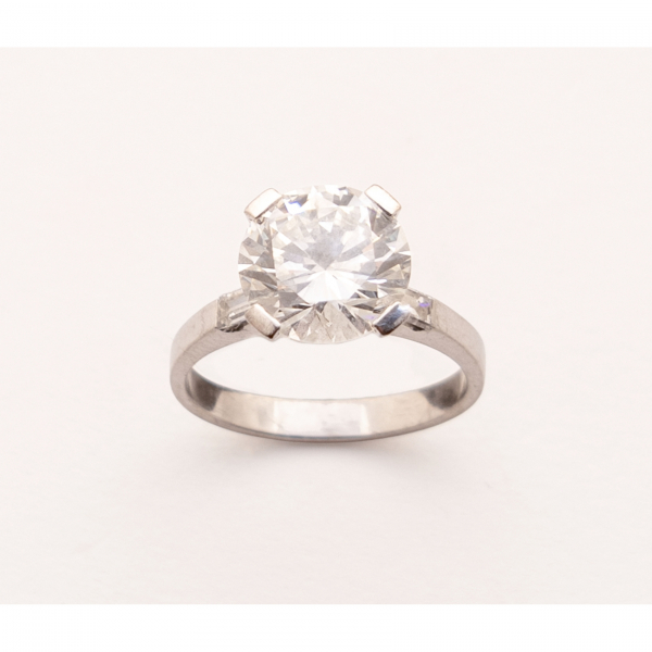 Sortija solitario en oro blanco con diamante talla brillante engastado en chatón. 