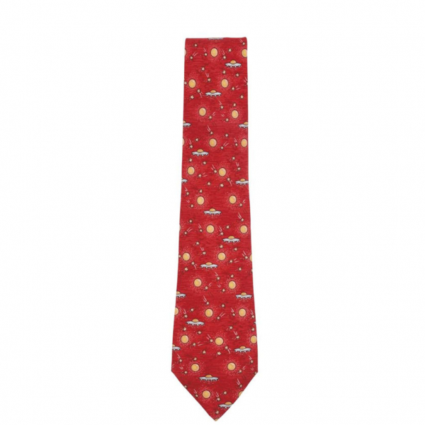 HERMÈS. Corbata en twill de seda, ensamblada a mano, en tono rojo.  Con dibujos de naves espaciales, soles y estrellas.