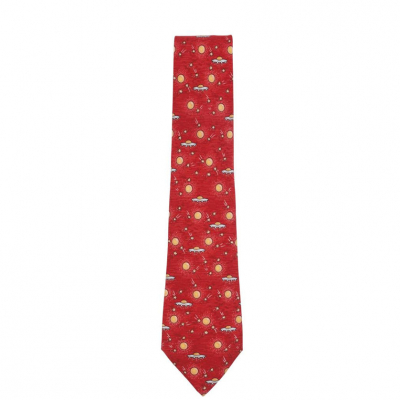 HERM&Egrave;S. Corbata en twill de seda, ensamblada a mano, en tono rojo.  Con dibujos de naves espaciales, soles y estrellas.