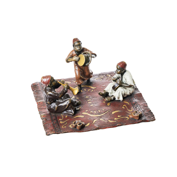 Franz Xaver Bergman (Viena, Austria, 1861-1936) M&uacute;sicos sobre alfombra. Escultura en bronce esmaltado.