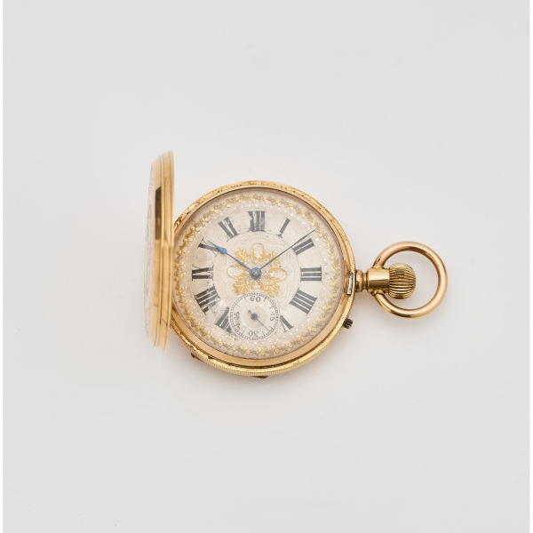 Reloj de bolsillo saboneta en oro, tercer cuarto del s.XIX. Esfera blanca con numeraci&oacute;n romana y aplicaciones doradas.