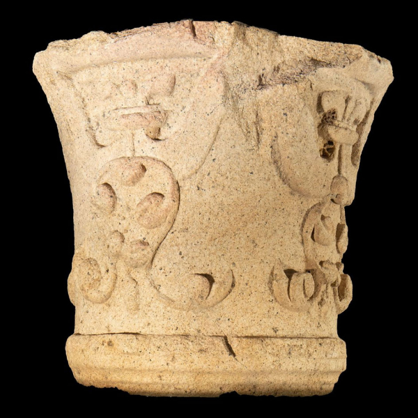 Capitel Plateresco en piedra transformado en mesa, siglo XVI.