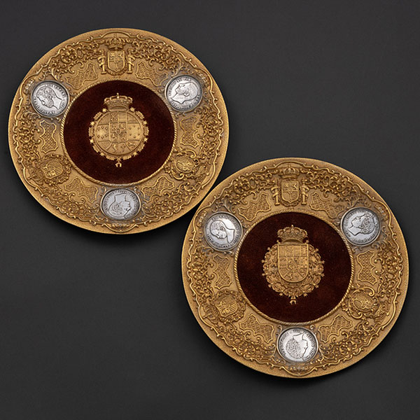 Pareja de platos para colgar en bronce dorado y monedas de plata de Alfonso XII y Amadeo I.