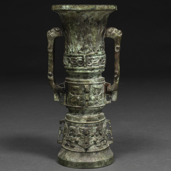 Antiguo jarrón arcaico realizado en bronce. Trabajo Chino, Siglo XIX